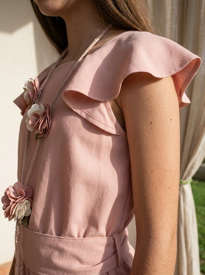 Mono rosa empolvado con volantes y collar