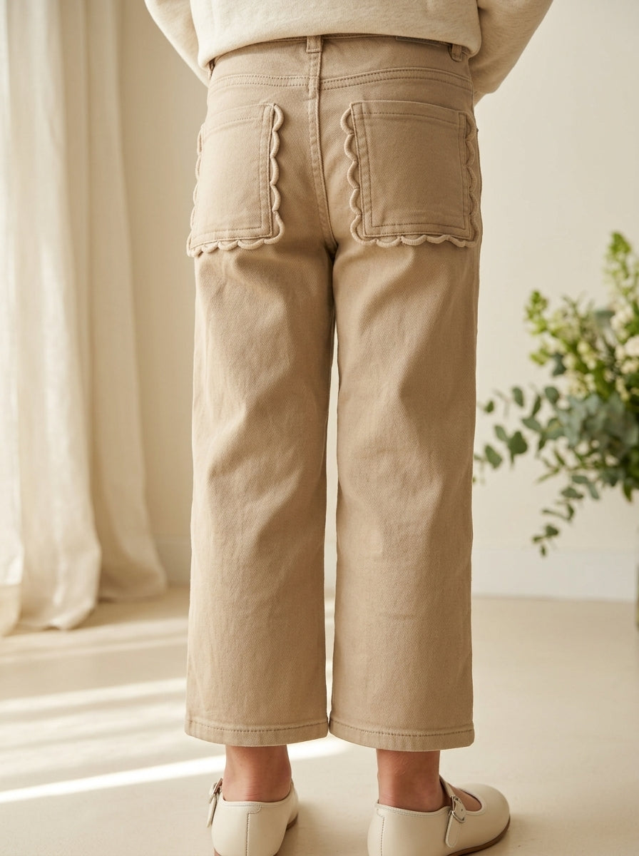 Pantalon marrón con bolsillos con ondas