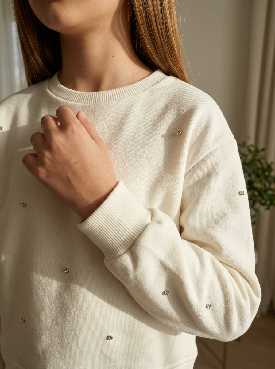 Sudadera color crudo con apliques brillantes