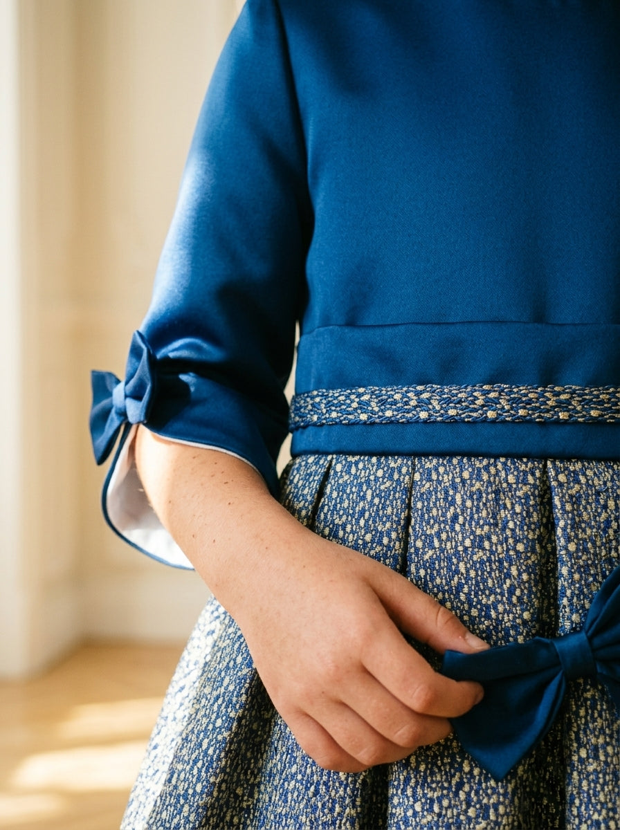 Vestido azul manga francesa con lazo y falda jaspeada