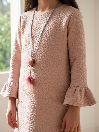 Vestido rosa empolvado con collar plumas