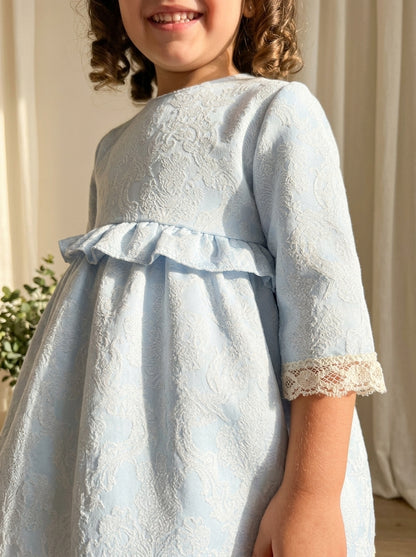 Vestido azul brocado con puntilla beig y gran lazada