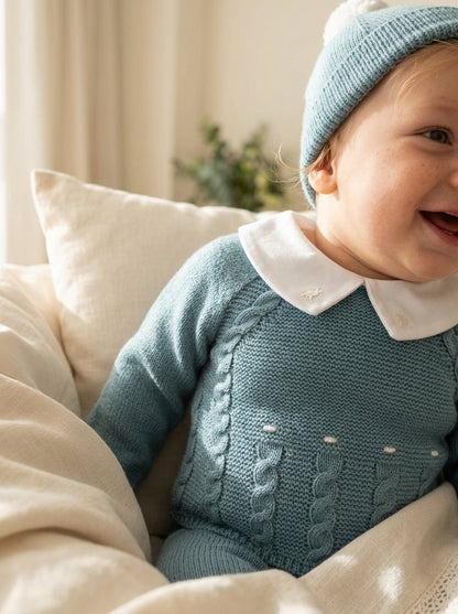 Jubon y polaina verde musgo con cuello blanco y gorrito