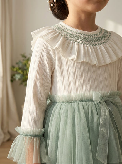 Vestido beig y falda tul verde