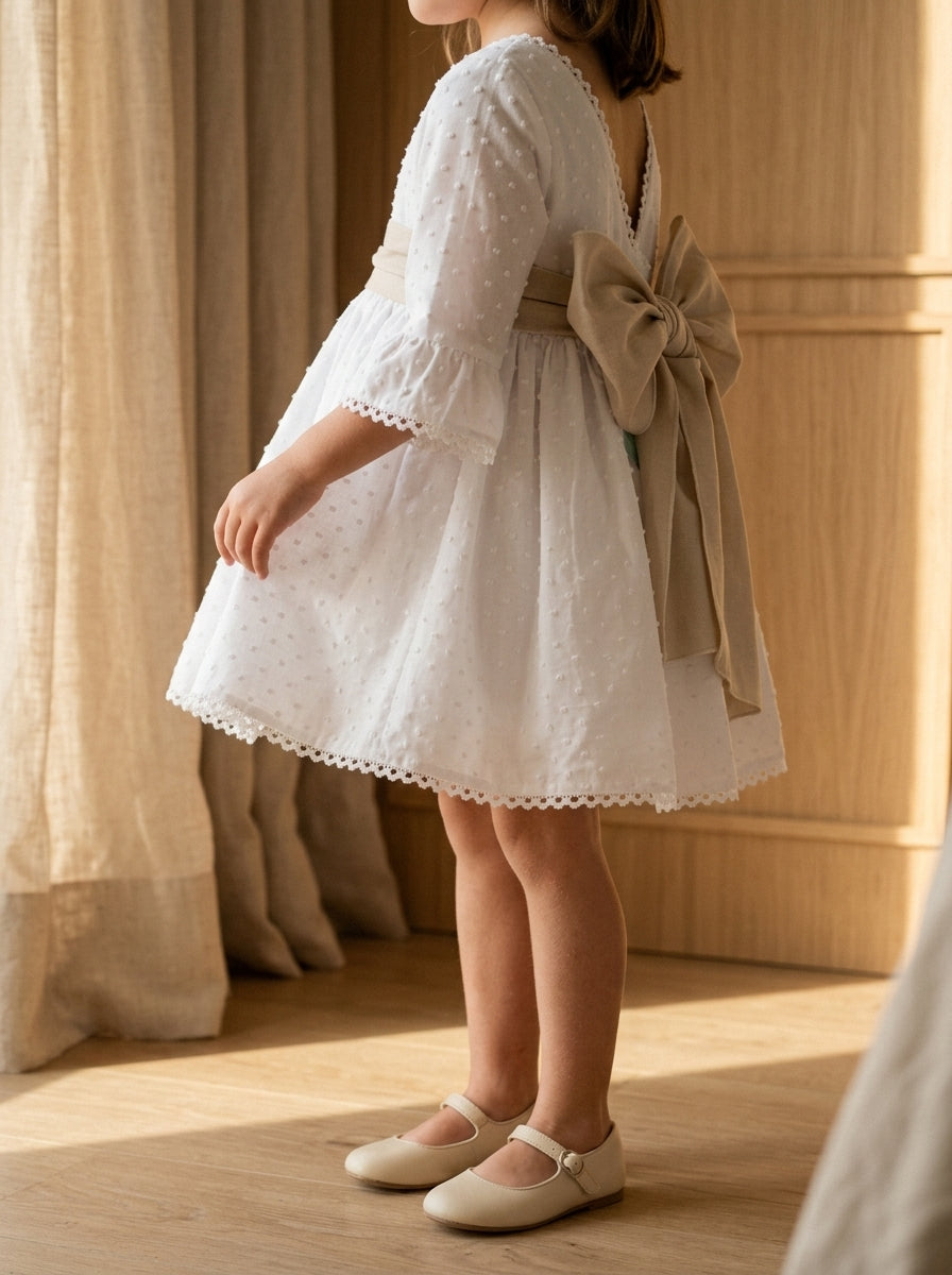 Vestido plumeti blanco y fajin lino camel