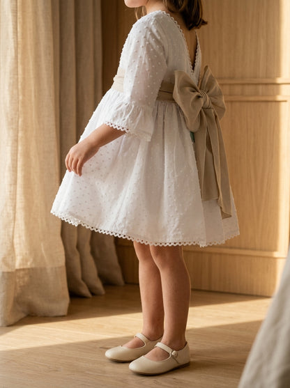 Vestido plumeti blanco y fajin lino camel