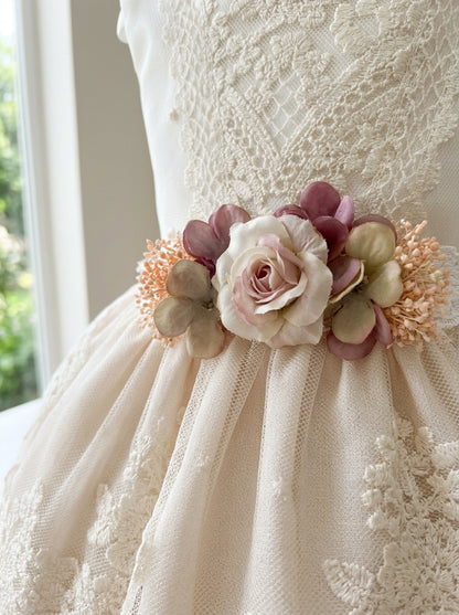 Vestido tul bordado cuerpo beig falda rosa broche flor