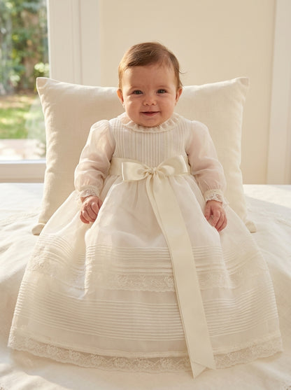 Faldón organza con lorzas y puntillas y capota