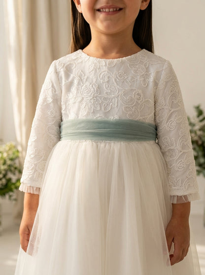 Vestido blanco roto cuerpo tul bordado floral y fajin verde