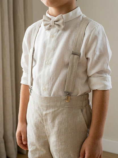 Conjunto camisa de lino beig y short arena con tirantes y pajarita