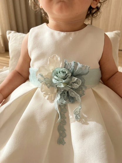 Vestido mikado blanco con fajin tul verde empolvado