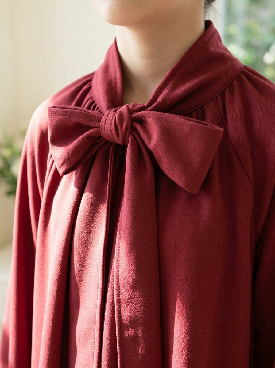 Vestido evase granate con lazada en el cuello