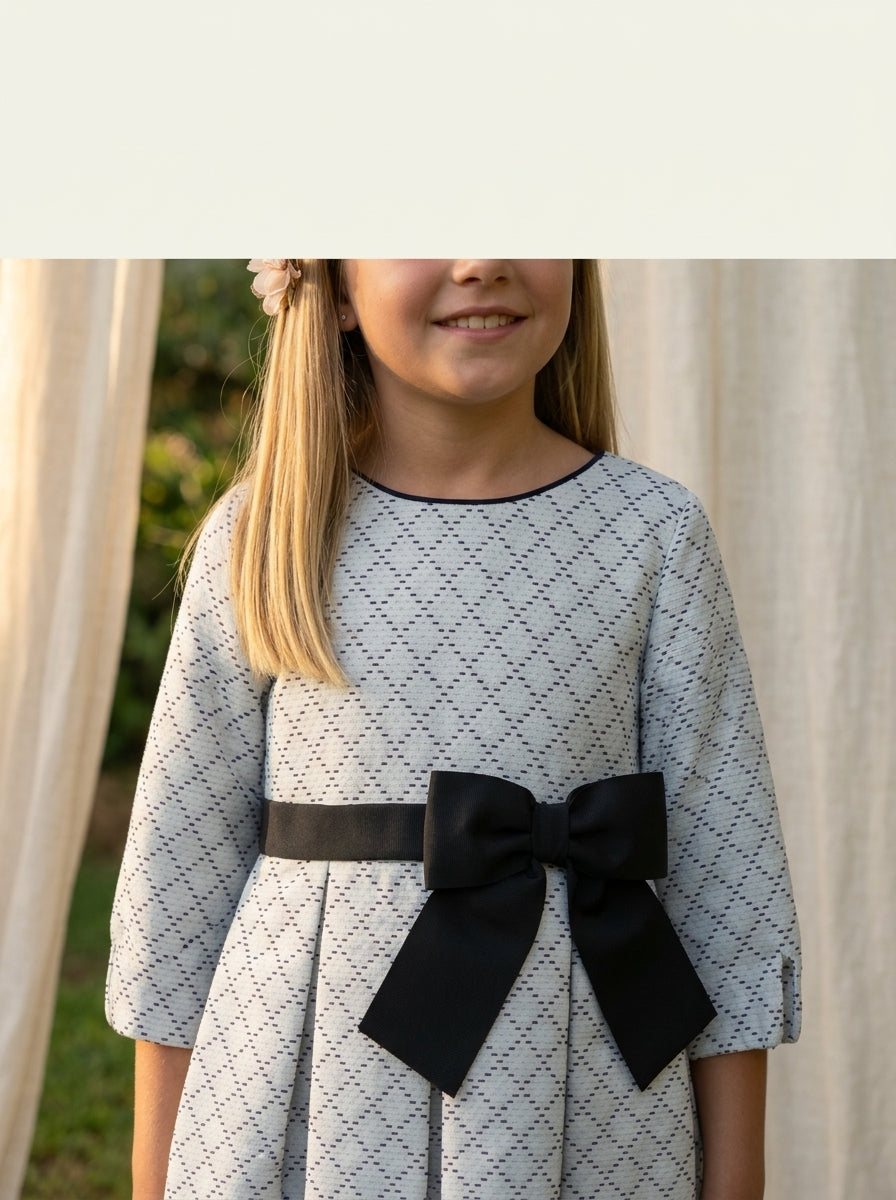 Vestido blanco con rombos negros y fajin con lazo negro