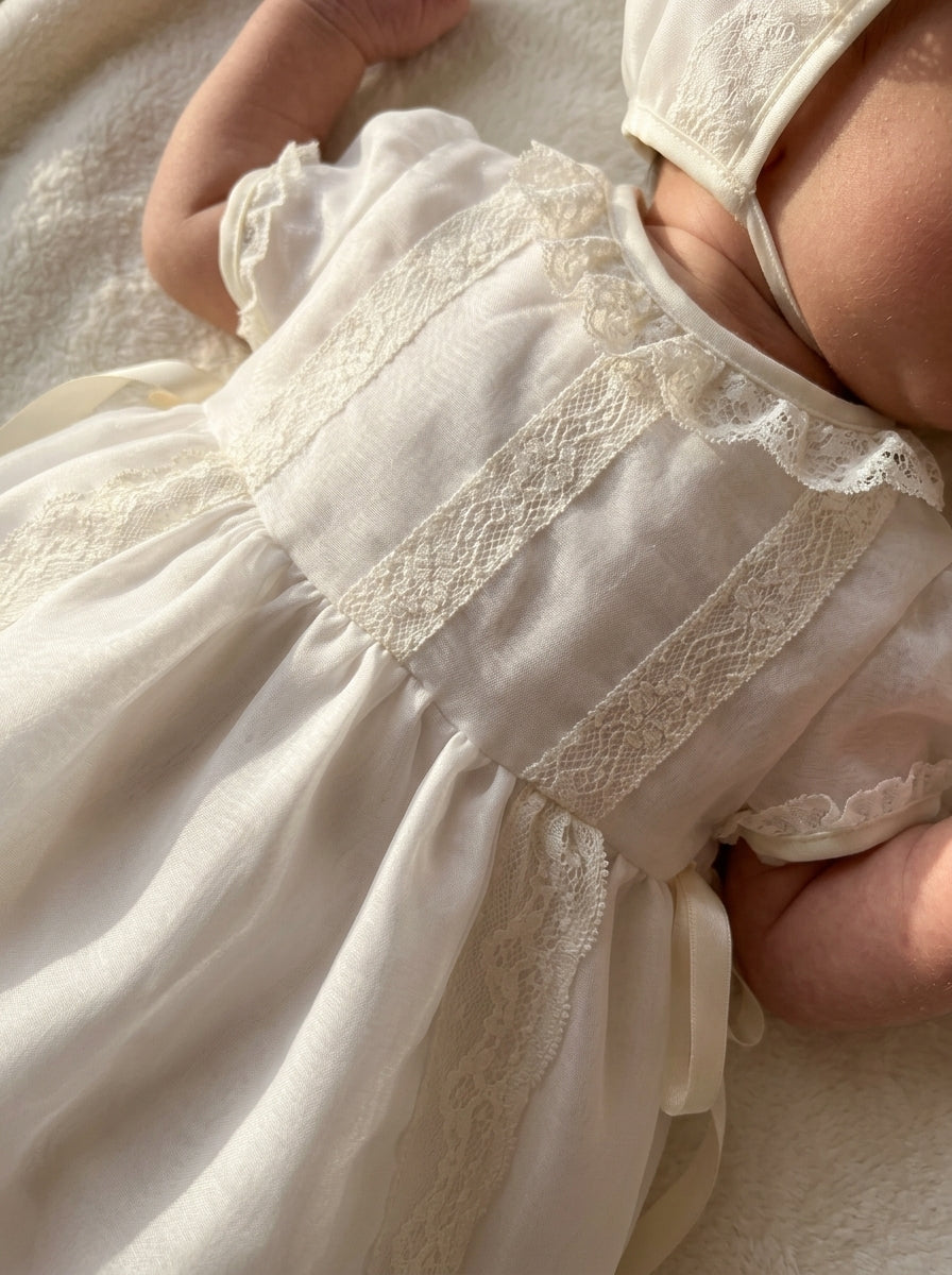 Pelele organza beig con puntillas y capota a juego