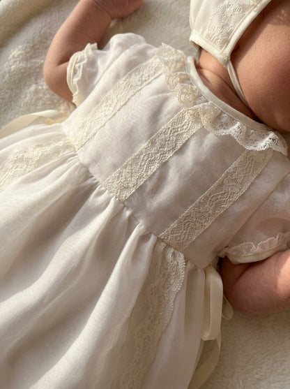Pelele organza beig con puntillas y capota a juego