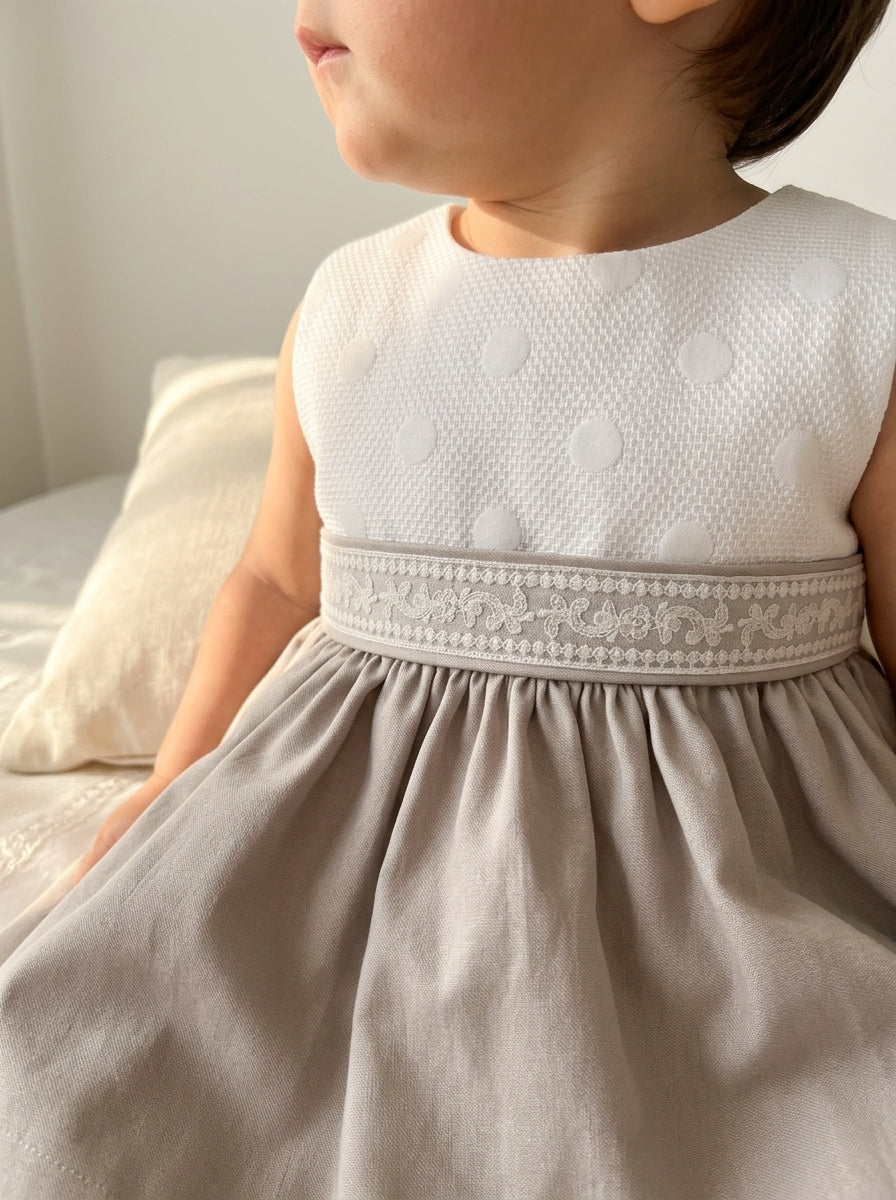 Vestido blanco y raso tostado con fajin y puntilla
