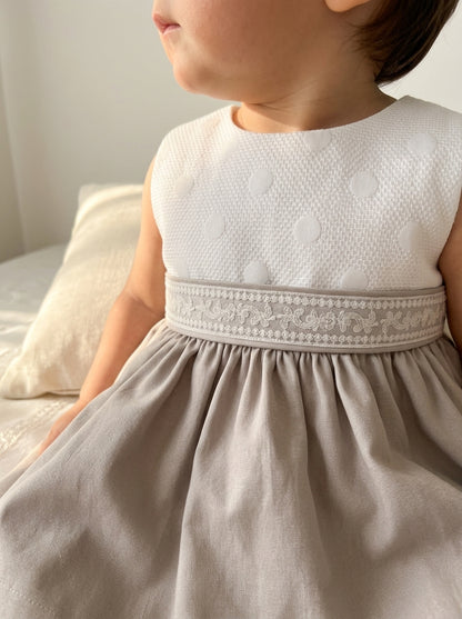 Vestido blanco y raso tostado con fajin y puntilla