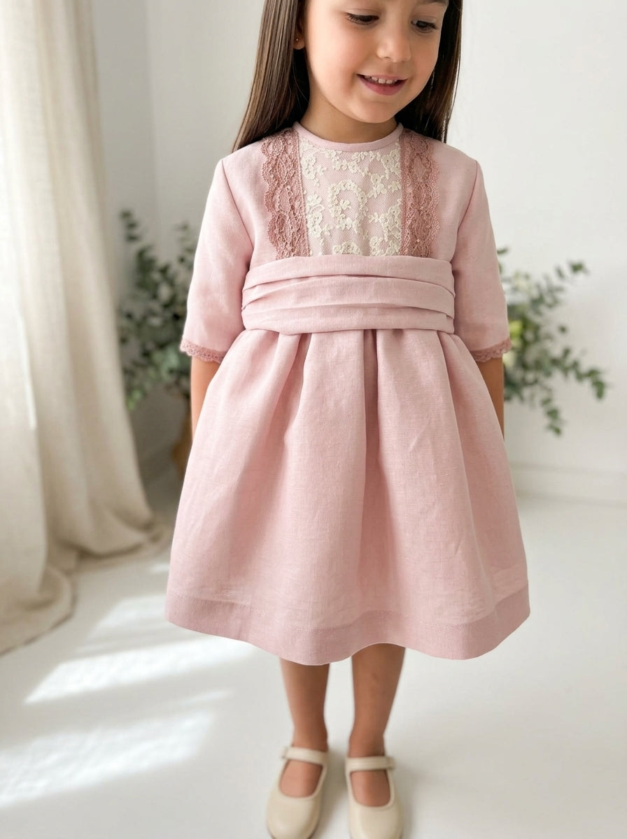 Vestido de seda rosa empolvado con puntilla