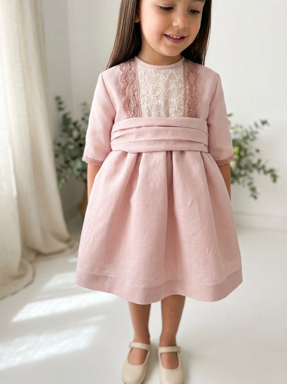Vestido de seda rosa empolvado con puntilla
