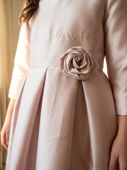 Vestido mikado rosa empolvado manga francesa
