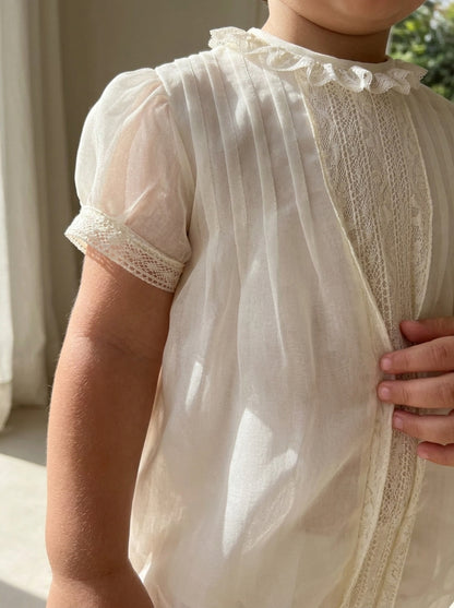 Pelele organza beig con puntilla