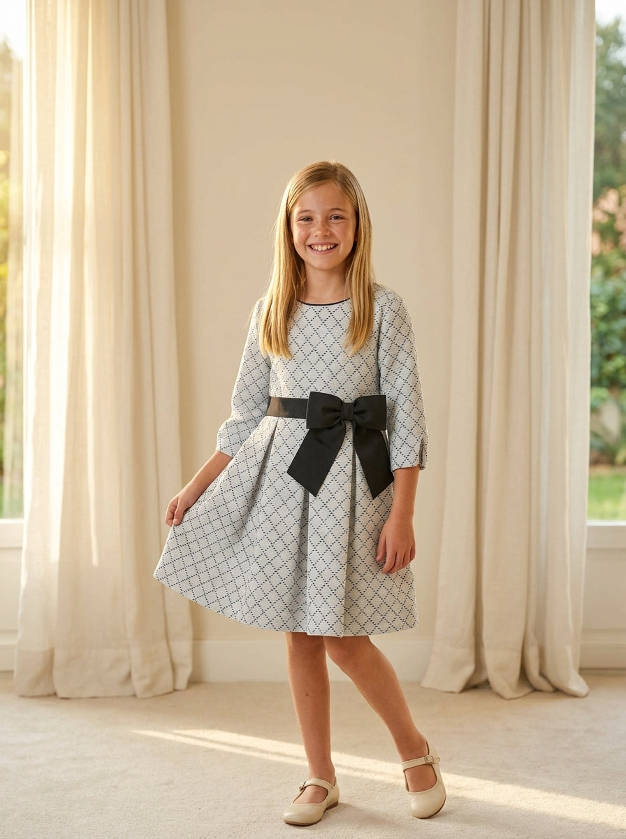 Vestido blanco con rombos negros y fajin con lazo negro
