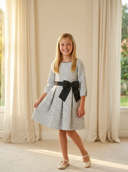 Vestido blanco con rombos negros y fajin con lazo negro