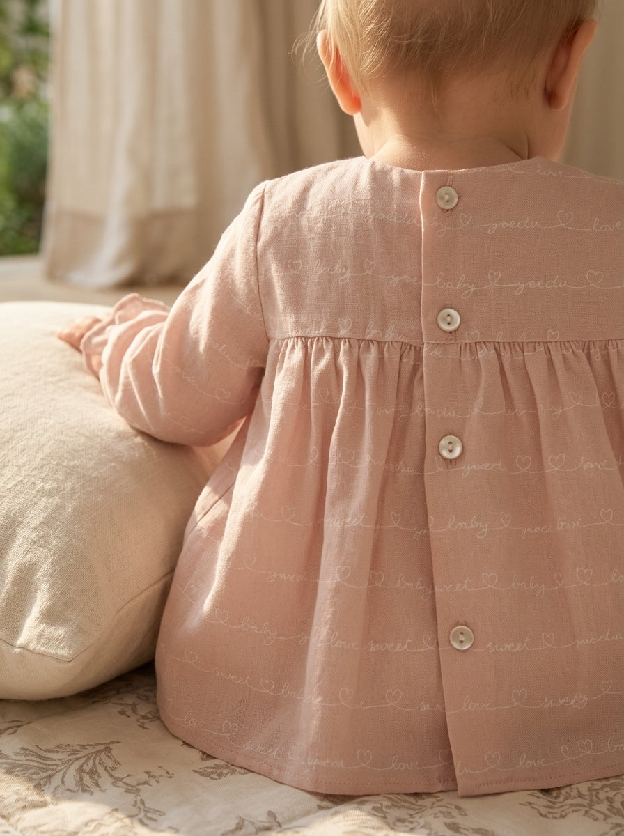 Vestido rosa con letras blancas y capota "Aladdin"