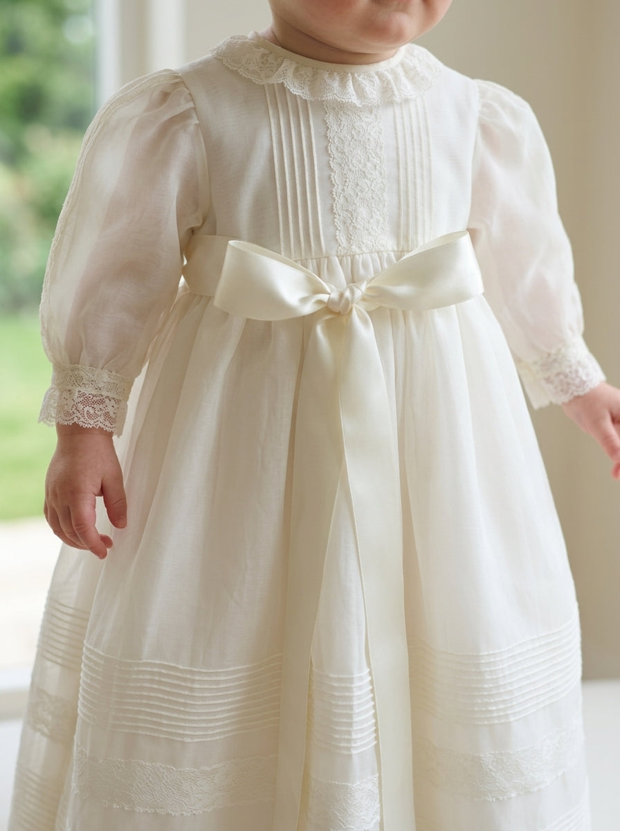 Faldón organza beige con lorzas y vainicas, capota y capa
