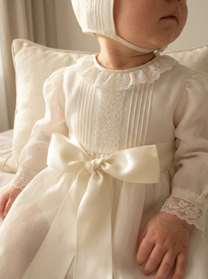Faldón organza beige con lorzas y vainicas, capota y capa