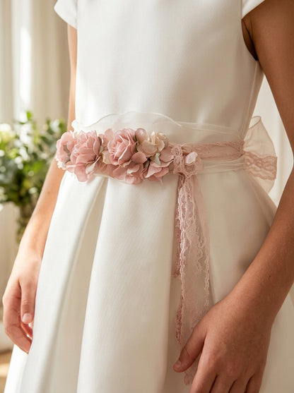 Vestido mikado blanco con espalda ondas y fajin tul rosa con flores