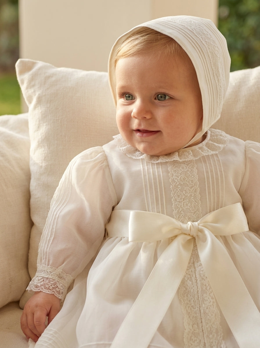Faldón organza beige con lorzas y vainicas, capota y capa
