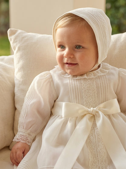 Faldón organza beige con lorzas y vainicas, capota y capa