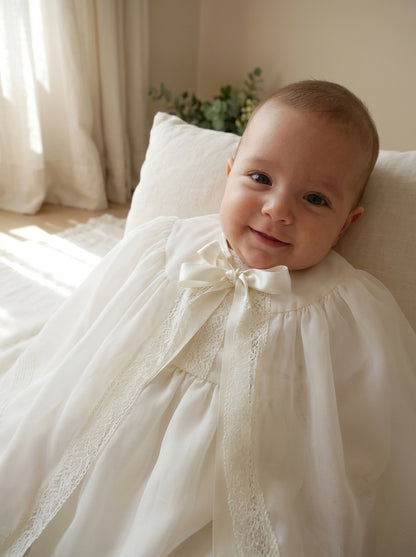 Faldón organza beige con lorzas y vainicas, capota y capa