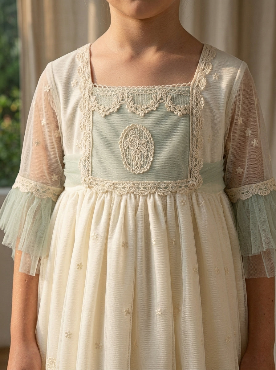 Vestido tul bordado beig con fajin verde y manga francesa