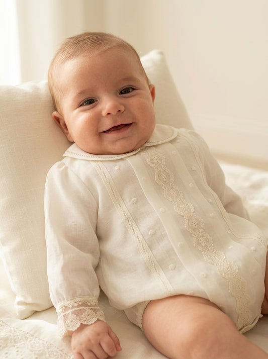 Pelele organza beig con topos bordados