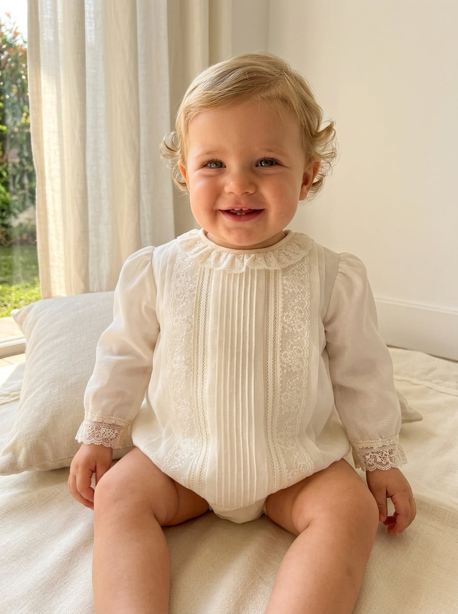 Pelele organza beig con lorzas y puntilla