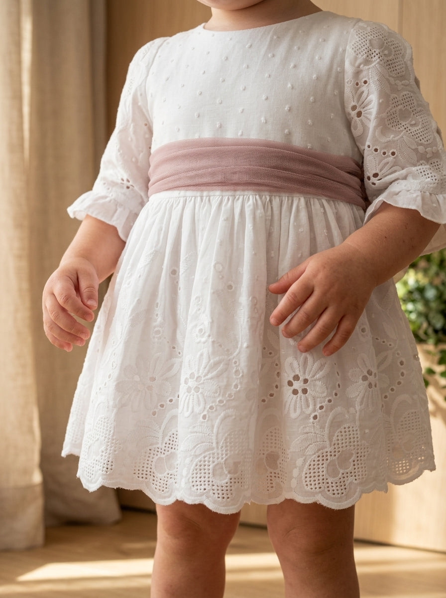 Vestido batista perforada blanca y fajin rosa empolvado
