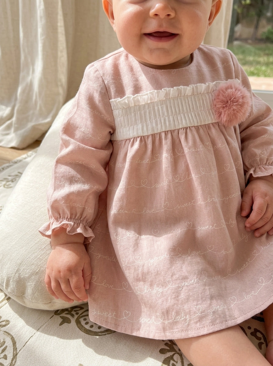 Vestido rosa con letras blancas y capota "Aladdin"