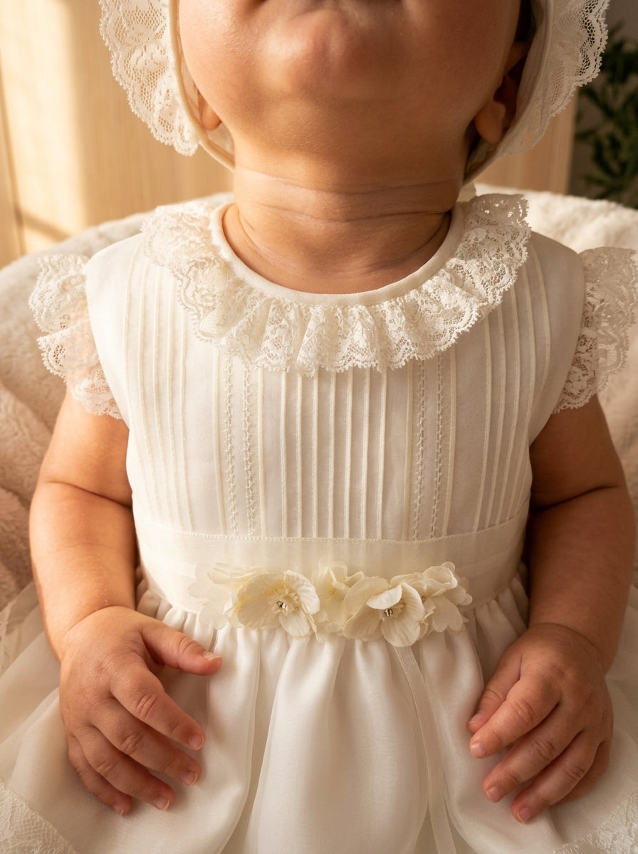 Vestido organza beig con vainicas y capota a juego