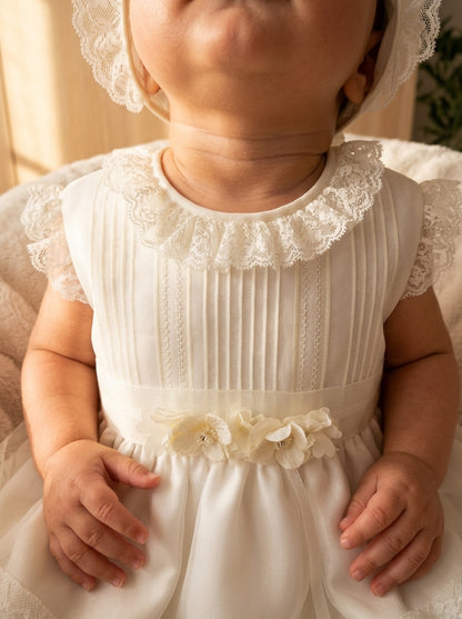 Vestido organza beig con vainicas y capota a juego