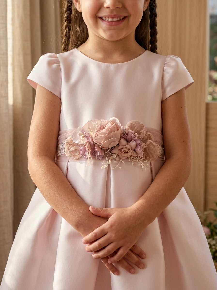 Vestido mikado rosa con fajin rosa empolvado con flores y puntilla