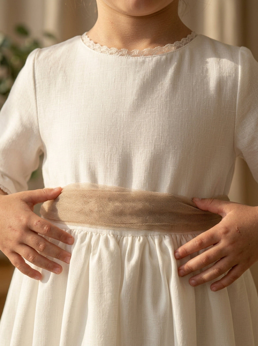 Vestido blanco con manga francesa y puntilla