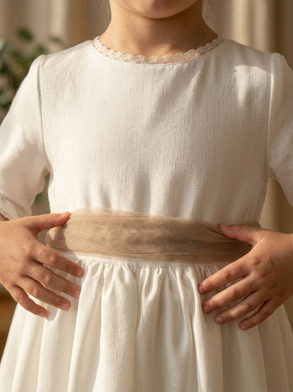 Vestido blanco con manga francesa y puntilla
