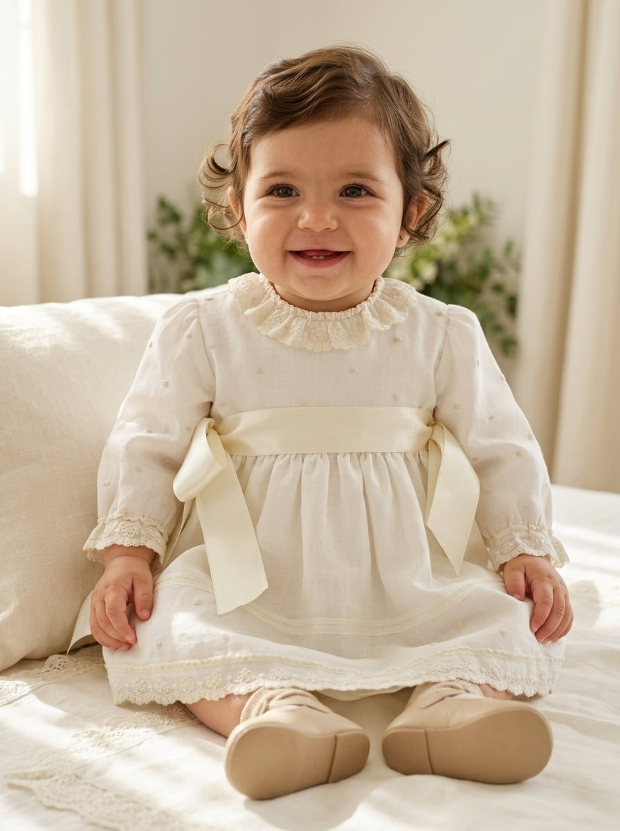 Vestido batista inglesa bordada con capota