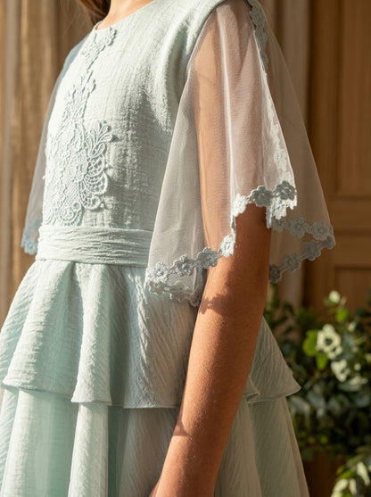 Vestido verde con volantes y mangas de tul transparentes