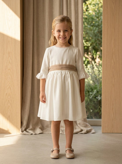 Vestido blanco con manga francesa y puntilla