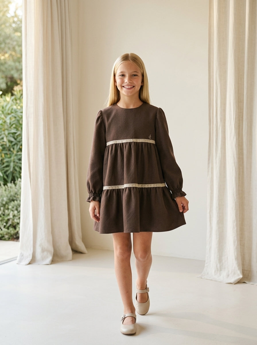 Vestido marrón chocolate con puntilla beig entre cortes