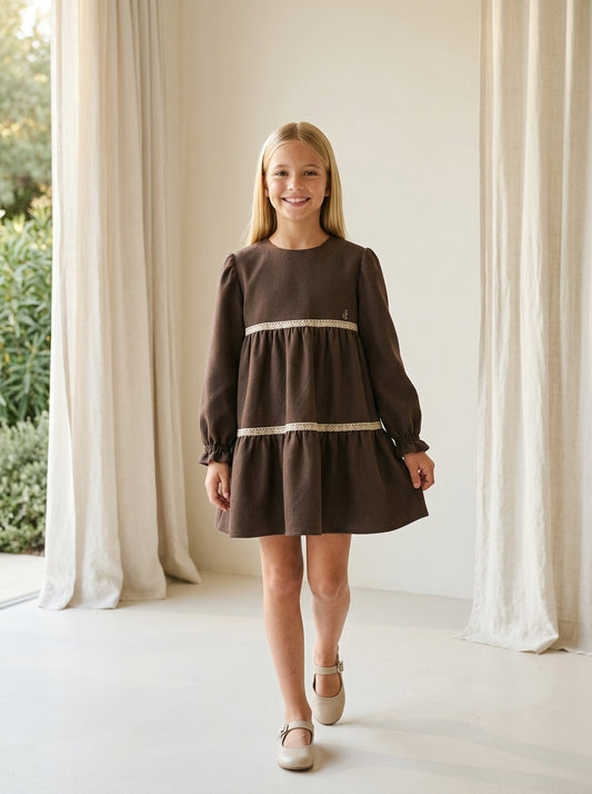 Vestido marrón chocolate con puntilla beig entre cortes