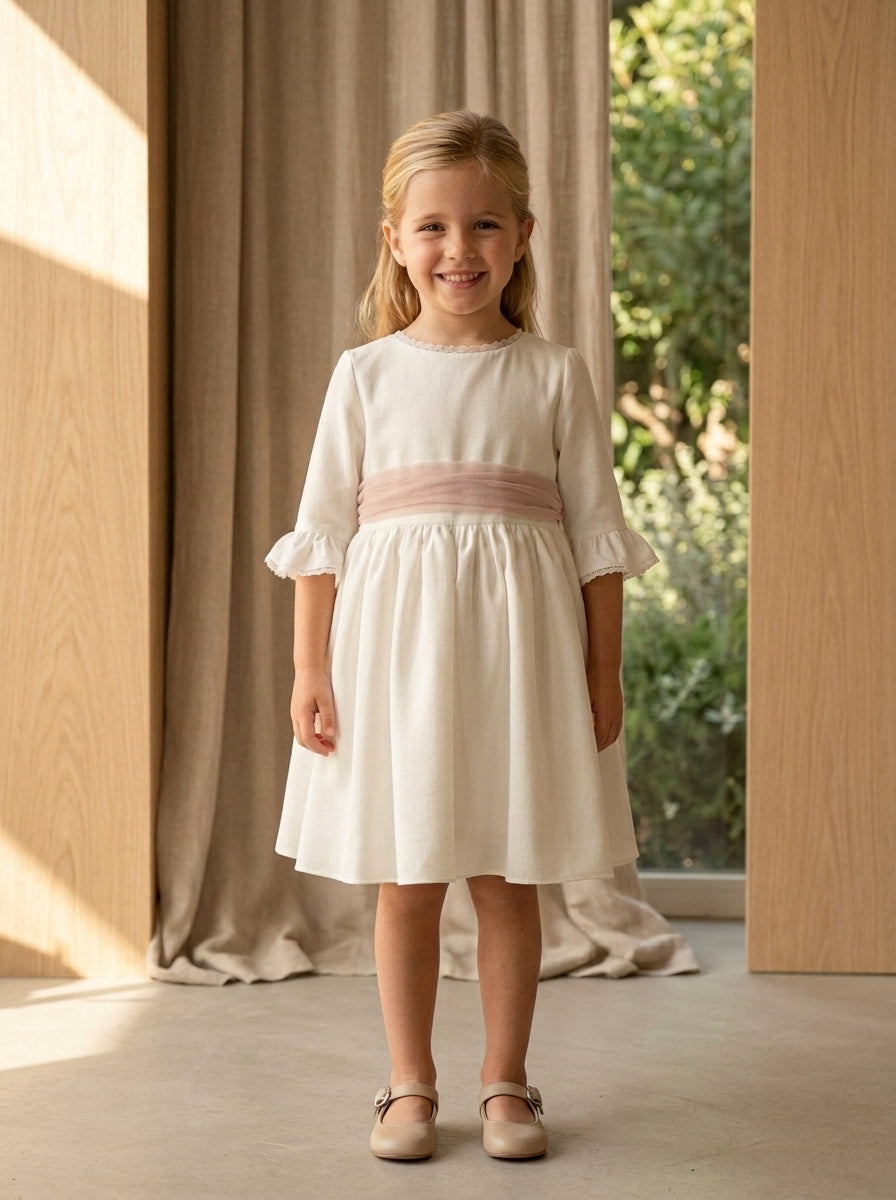 Vestido blanco con manga francesa y puntilla